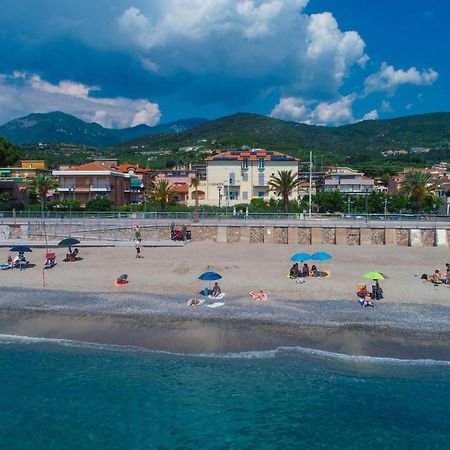 Residence Villa Carmen Fronte Mare A 50 Mt Pietra Ligure Luaran gambar