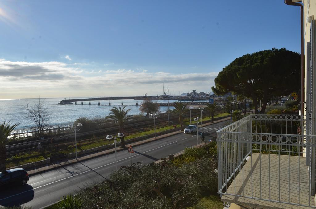 Residence Villa Carmen Fronte Mare A 50 Mt Pietra Ligure Luaran gambar