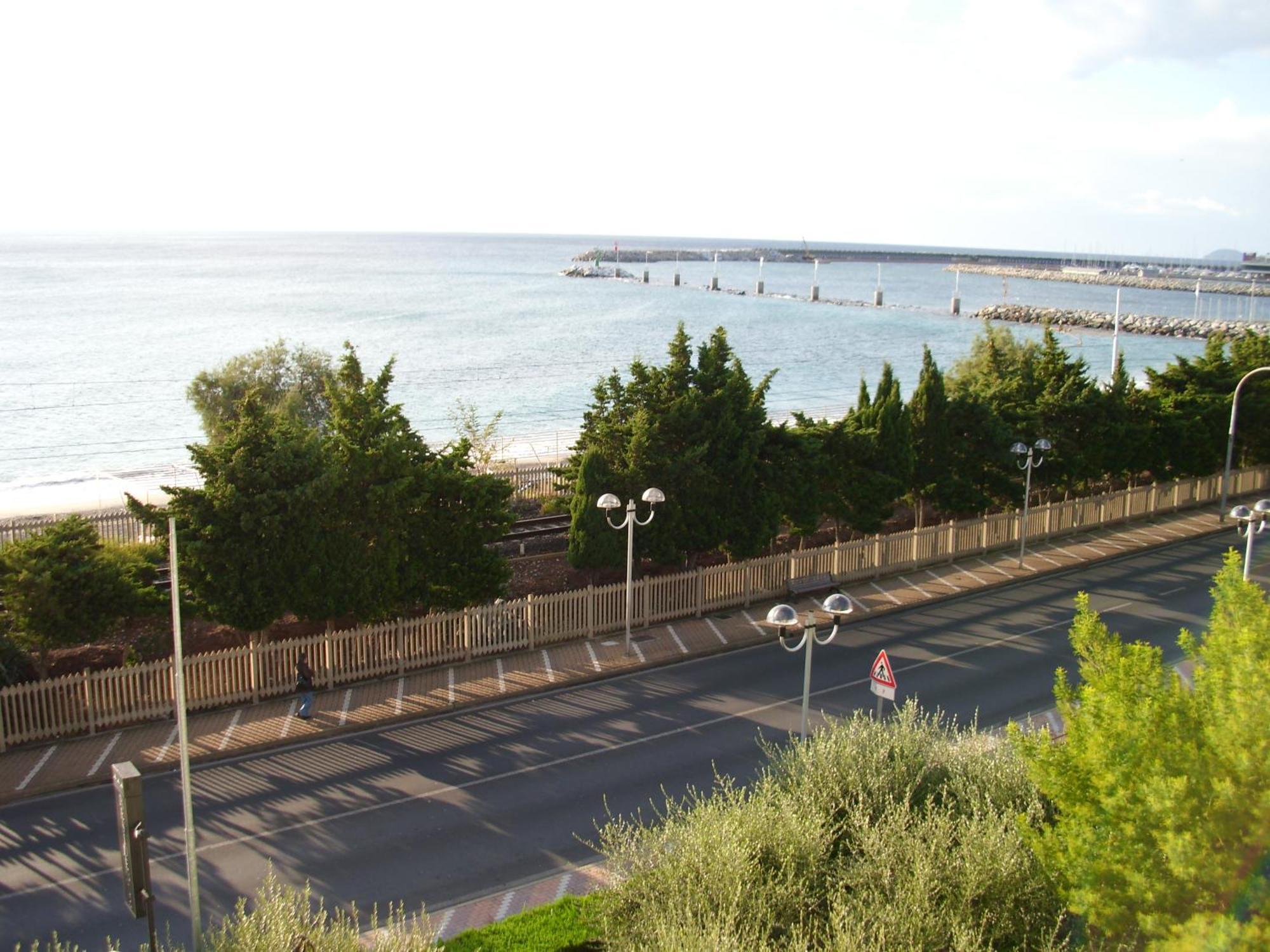 Residence Villa Carmen Fronte Mare A 50 Mt Pietra Ligure Luaran gambar