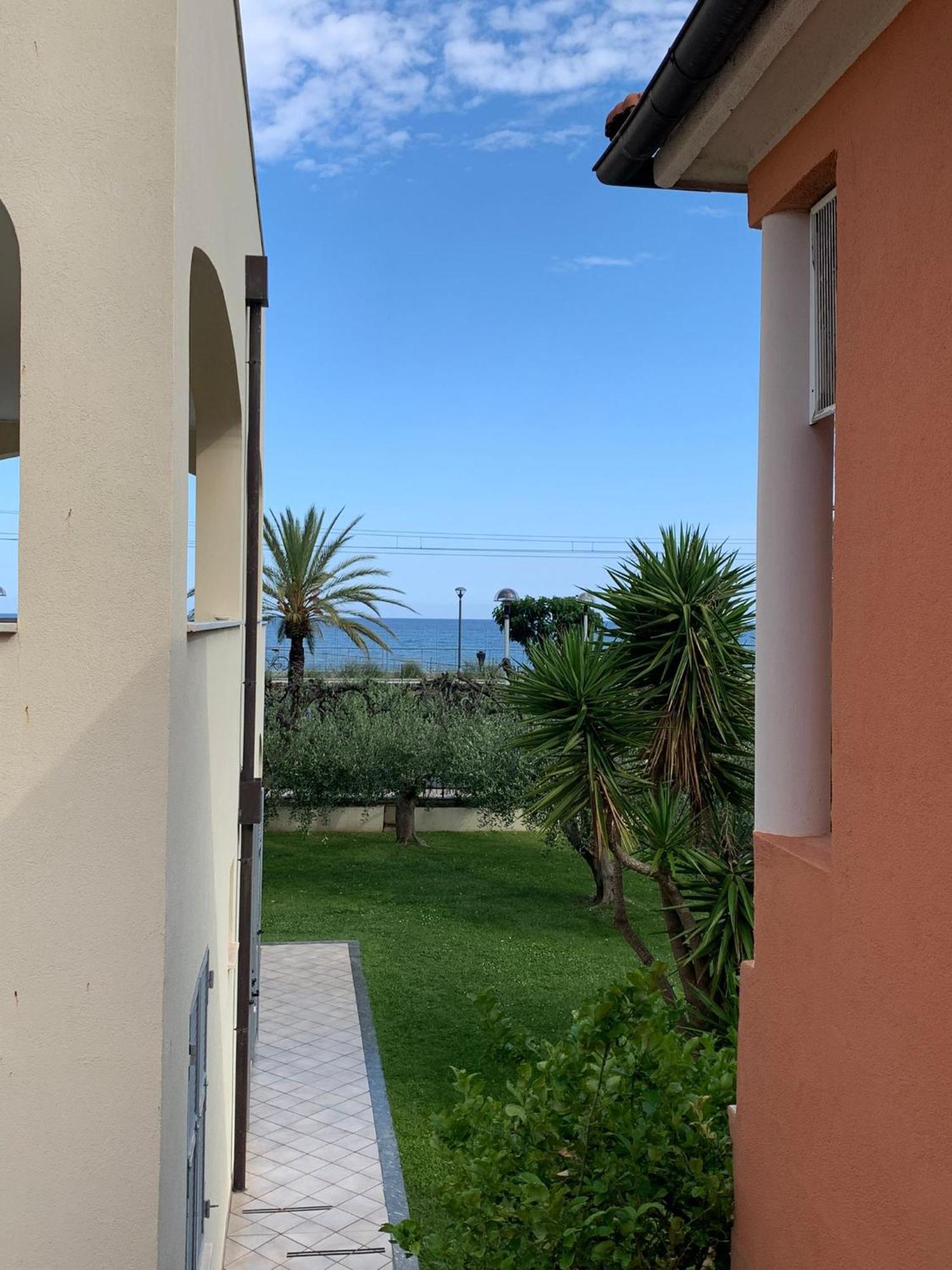 Residence Villa Carmen Fronte Mare A 50 Mt Pietra Ligure Luaran gambar