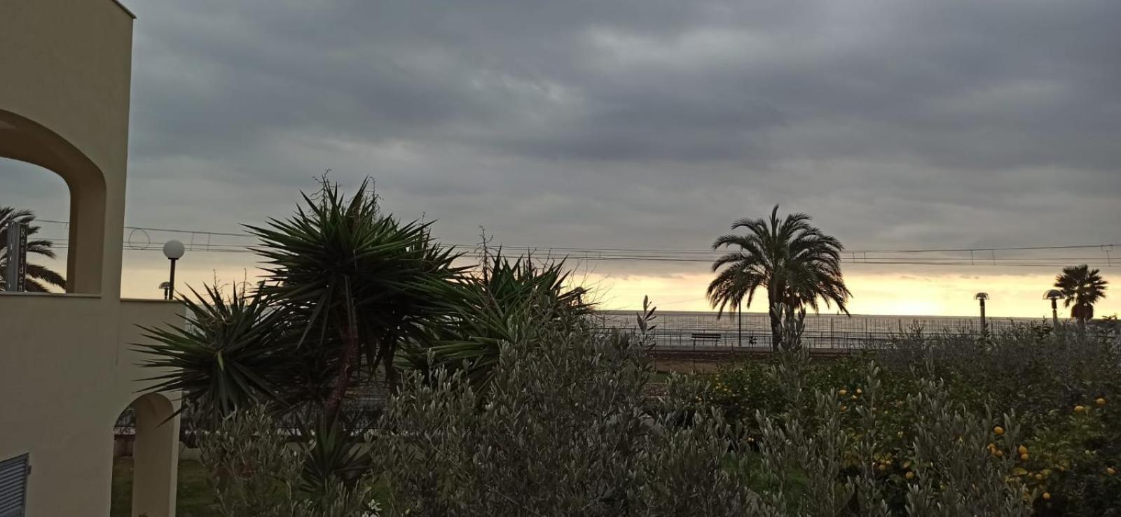 Residence Villa Carmen Fronte Mare A 50 Mt Pietra Ligure Luaran gambar