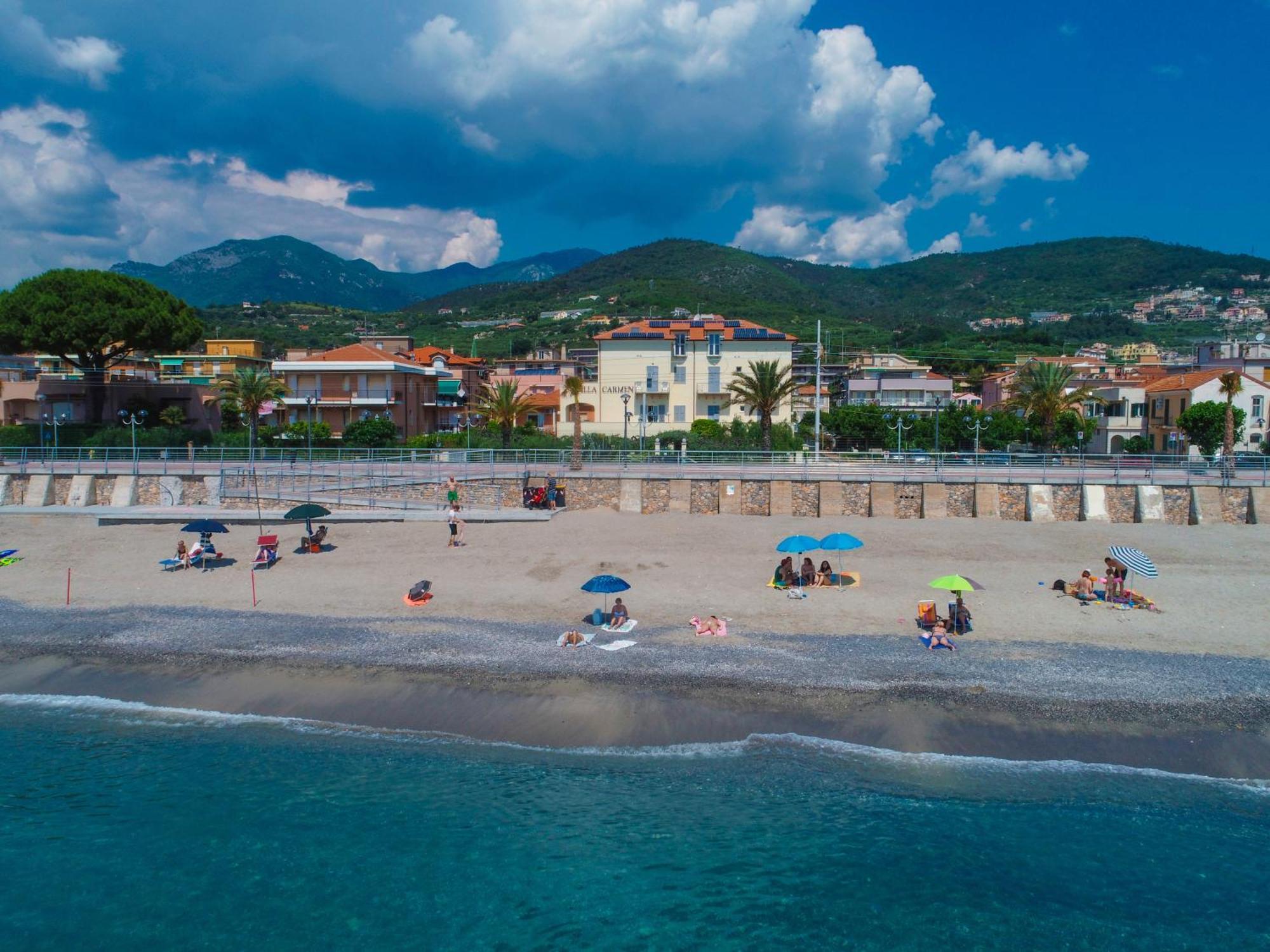 Residence Villa Carmen Fronte Mare A 50 Mt Pietra Ligure Luaran gambar