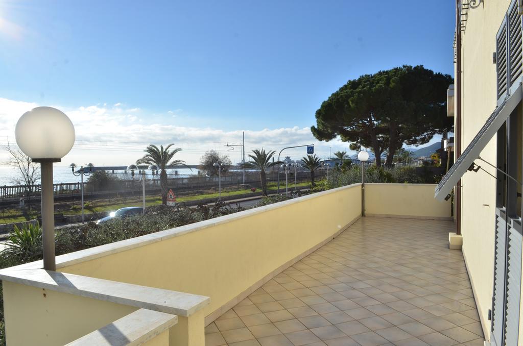 Residence Villa Carmen Fronte Mare A 50 Mt Pietra Ligure Luaran gambar