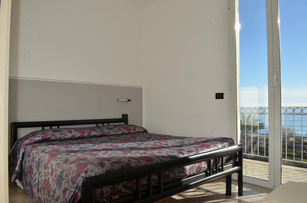 Residence Villa Carmen Fronte Mare A 50 Mt Pietra Ligure Luaran gambar
