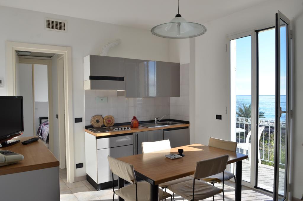 Residence Villa Carmen Fronte Mare A 50 Mt Pietra Ligure Luaran gambar